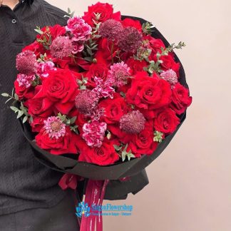 Red roses mixed with purple flowers are beautiful