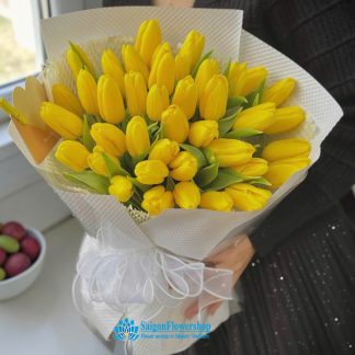 beautiful yellow tulip bouquet