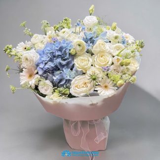 bouquet of flowers in refreshing white and blue tones