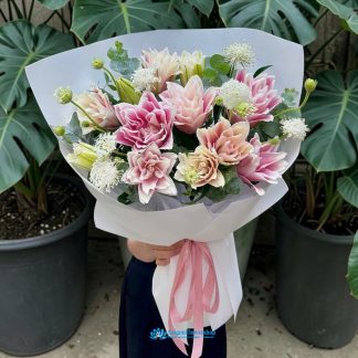 Bouquet of pink lilies at a Saigonflowershop.